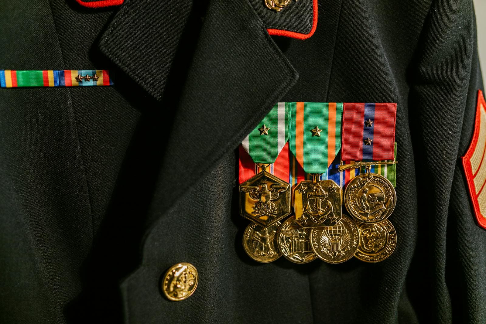 Objets militaires — Décorations, armes de collection, casques